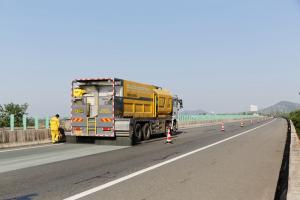 2018年高遠公司在湖北武荊高速進行KF-1抗滑霧封層施工