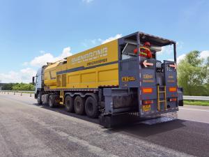 2021年上海G40滬陜高速崇啟段KF-1抗滑霧封層